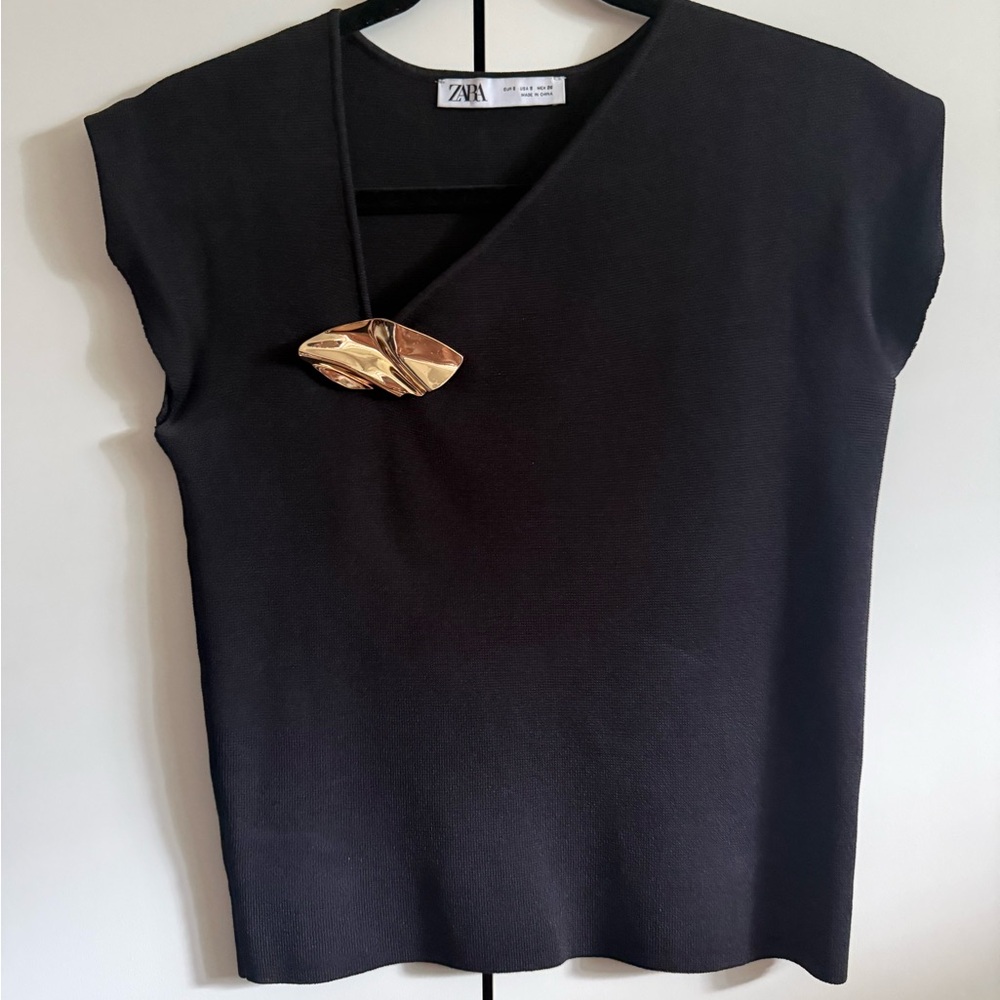 Zara Black Sleeveless V-Neck Knit Tank